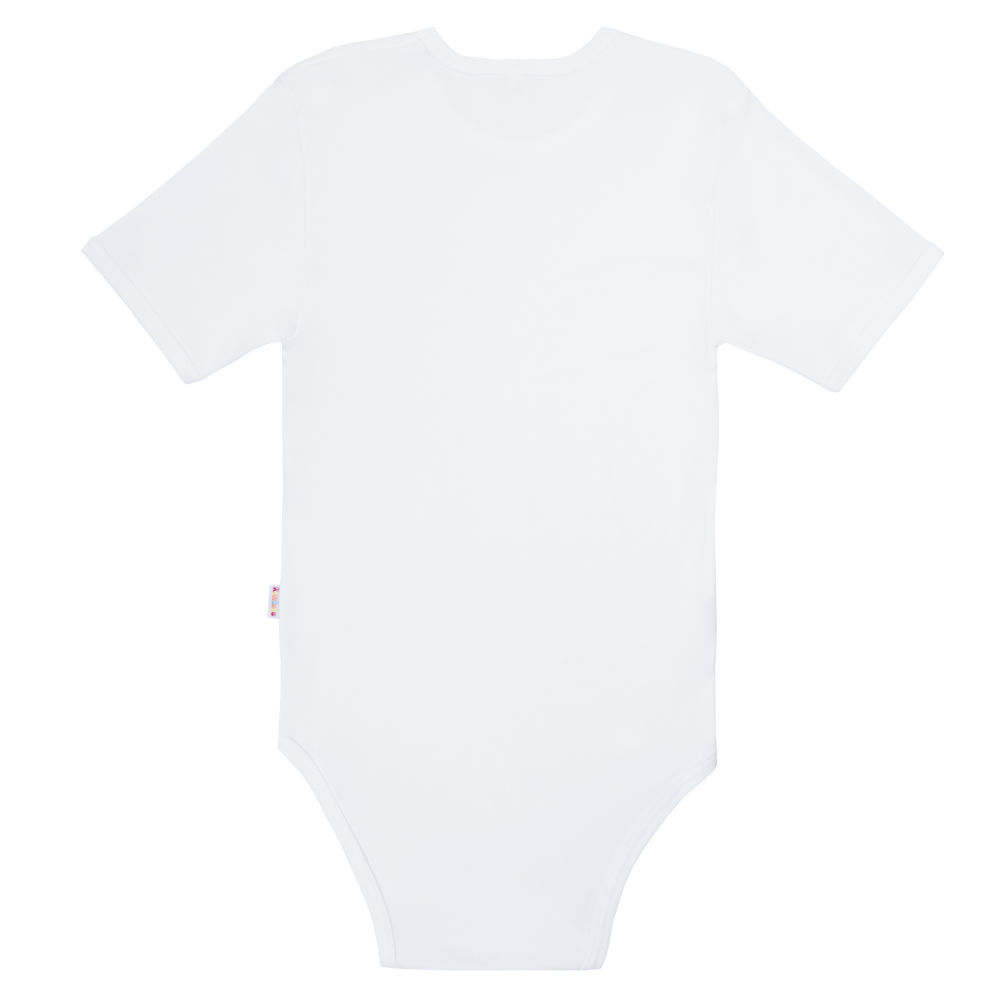 Ein weißer Babystrampler mit Kurzarm, der auf der Rückseite gezeigt wird. Der Strampler hat eine einfache, schlichte Gestaltung ohne Aufdrucke oder Muster. Der Hintergrund ist neutral und einfarbig.