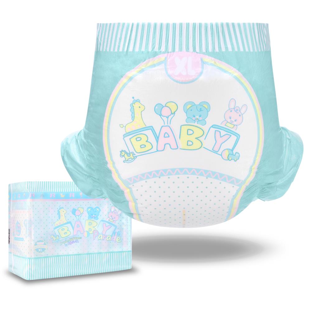 Eine große, hellblaue Babywindel mit einem bunten -BABY--Design und Tiermotiven ist im Vordergrund sichtbar. Im Hintergrund steht die passende Packung, ebenfalls in sanften Farben.