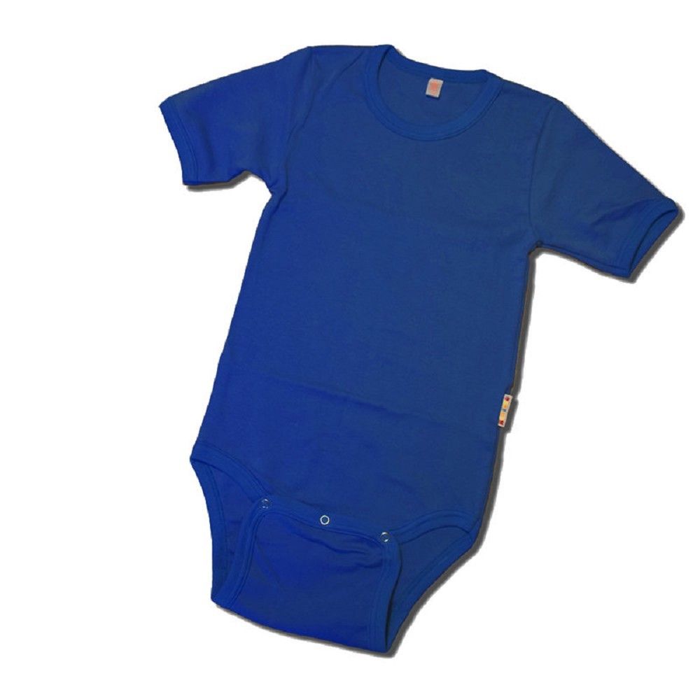 Ein blauer Babybody mit kurzen Ärmeln, der schlicht und einfarbig gestaltet ist. Er hat einen runden Ausschnitt und Druckknöpfe im Schambereich. Der Hintergrund ist weiß.