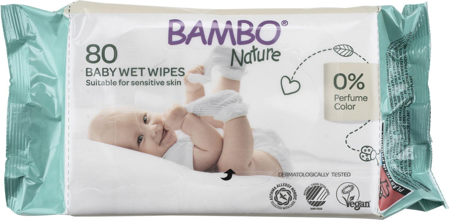 Bambo Nature bietet eine Packung mit 80 Babyfeuchttüchern an, geeignet für empfindliche Haut. Die Verpackung zeigt ein lächelndes Baby. Neben dem Baby sind Angaben zu Inhaltsstoffen wie -0% Parfum- und -dermatologisch getestet- zu sehen.