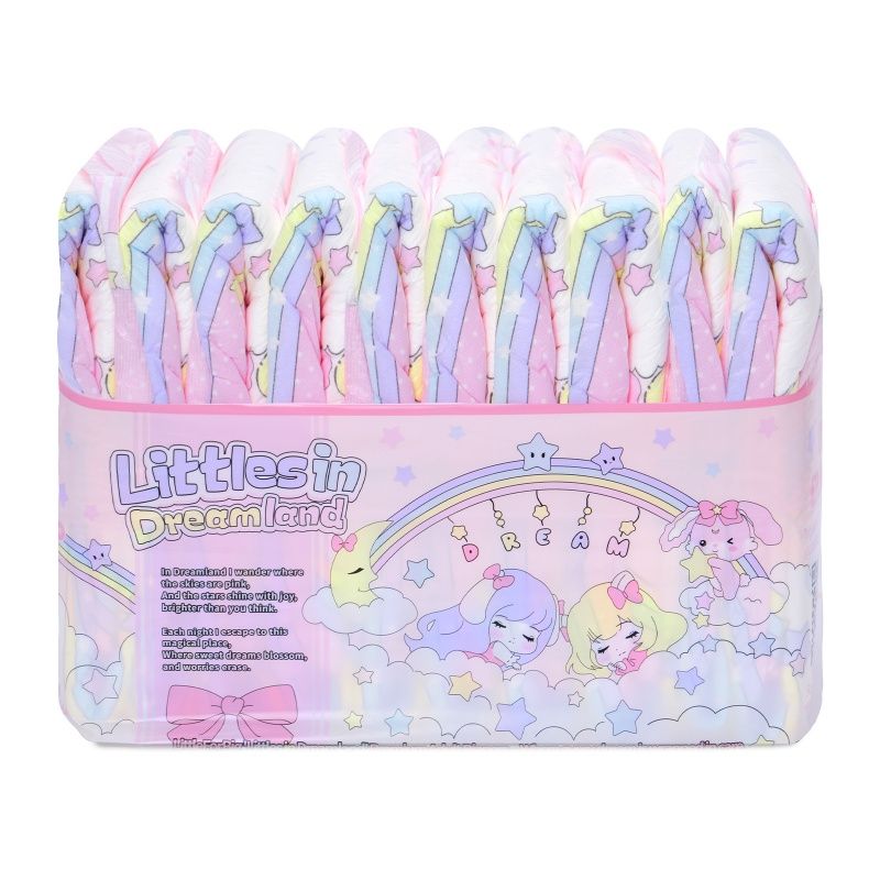 Eine Packung Windeln ist aufrecht präsentiert, mit bunten Mustern in Pastelltönen. Die Verpackung zeigt eine fröhliche Design mit Wolken, Sternen und Figuren. Der Hintergrund ist hell und einladend. 

Text: 
-Littles in Dreamland
In Dreamland I wander whe