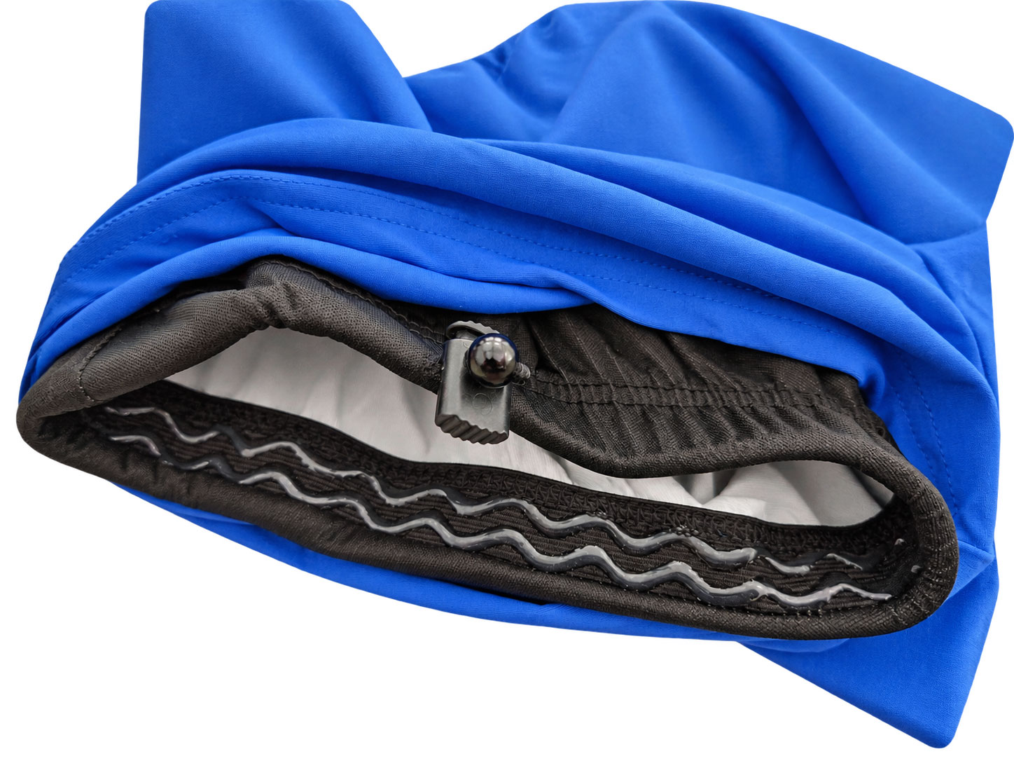 Eine blaue, gefaltete Textilware mit einem elastischen schwarzen Innenbereich, der eine Schnalle zum Verstellen hat. Der Stoff wirkt glatt und dehnbar, auf einem weißen Hintergrund präsentiert.