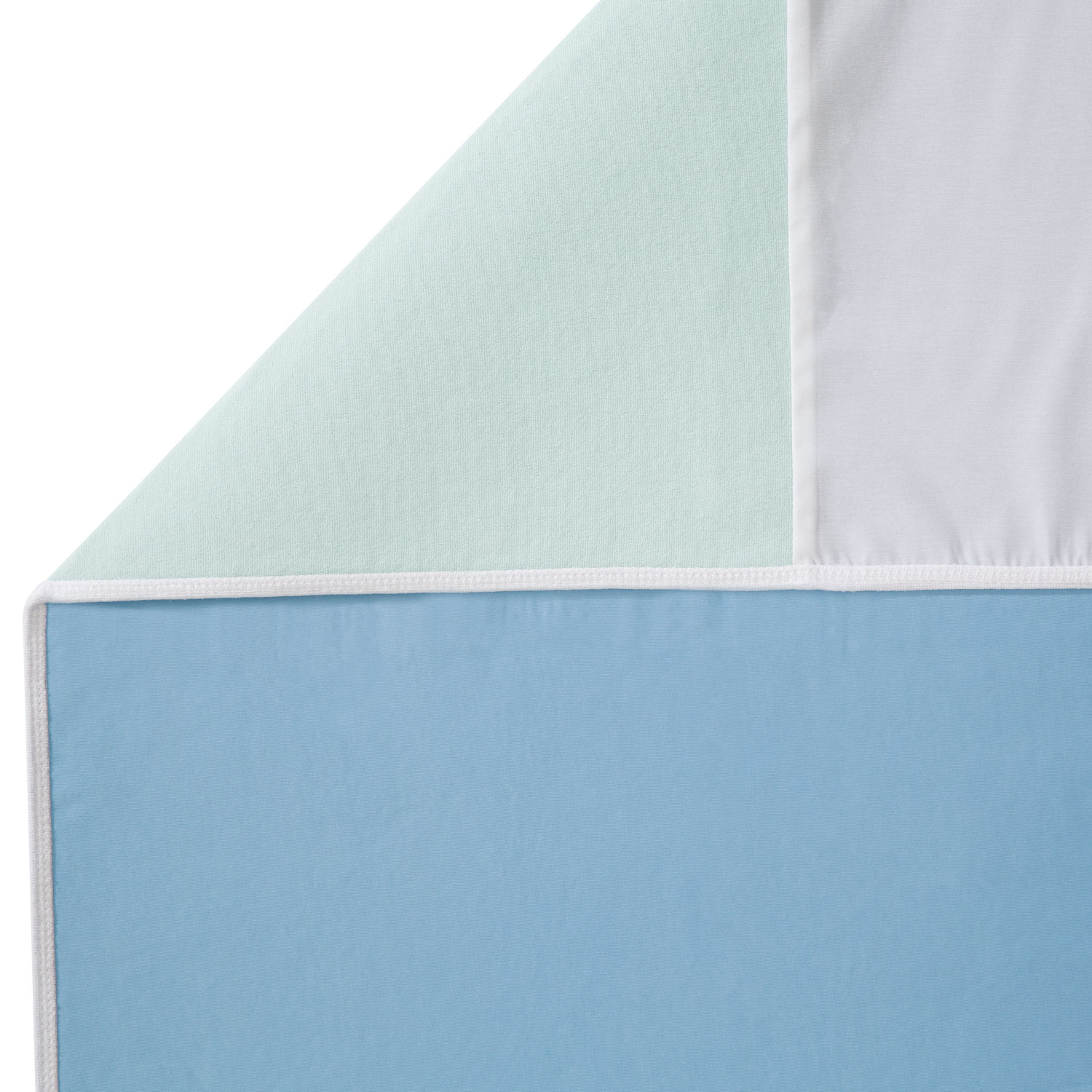 Eine mehrfarbige Einlage ist zu sehen, bestehend aus einer hellblauen, einer weißen und einer mintgrünen Fläche. Die Kanten sind mit einem weißen Besatz eingefasst.