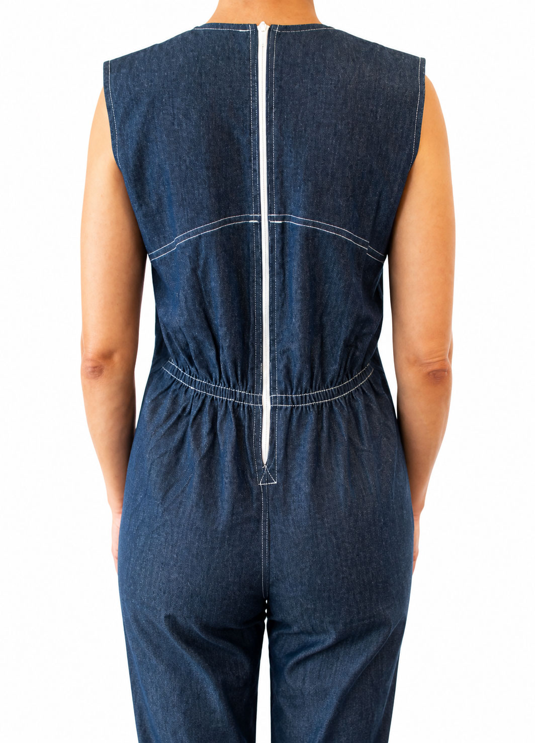 Ein ärmelloser, denimfarbener Overall wird von hinten präsentiert. Der Overall hat eine sichtbare Reißverschlusstelle in der Mitte und eine elastische Taillenpartie. Der Hintergrund ist einheitlich weiß.