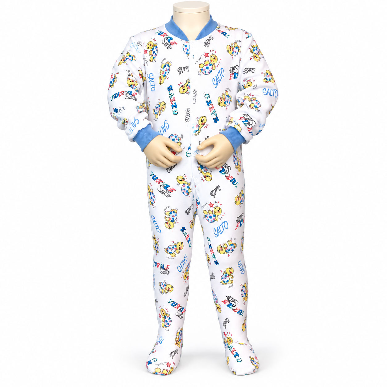 Weiße Einschlafanzug mit bunten Motiven von Tieren und Aufschriften, präsentiert auf einer Schaufensterpuppe. Der Anzug hat lange Ärmel und Fußteile sowie einen blauen Kragen.