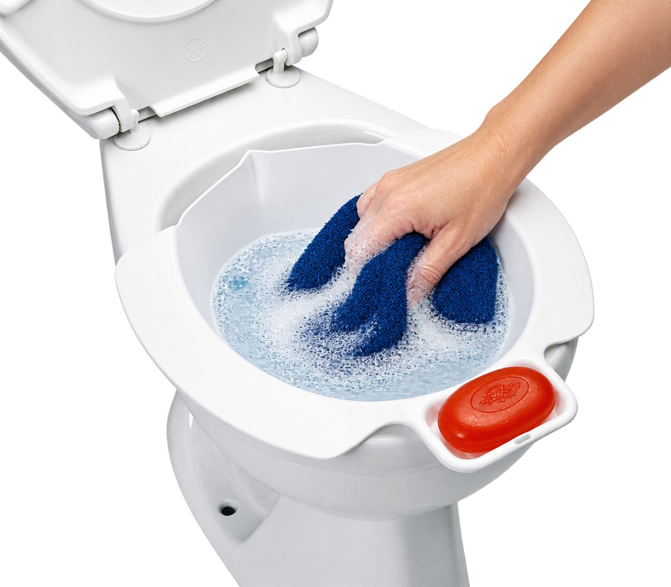 Eine Hand mit blauen Reinigungshandschuhen wäscht in einer Toilettenschüssel, die mit Wasser und Schaum gefüllt ist. Auf der Seite befindet sich ein rotes Element.