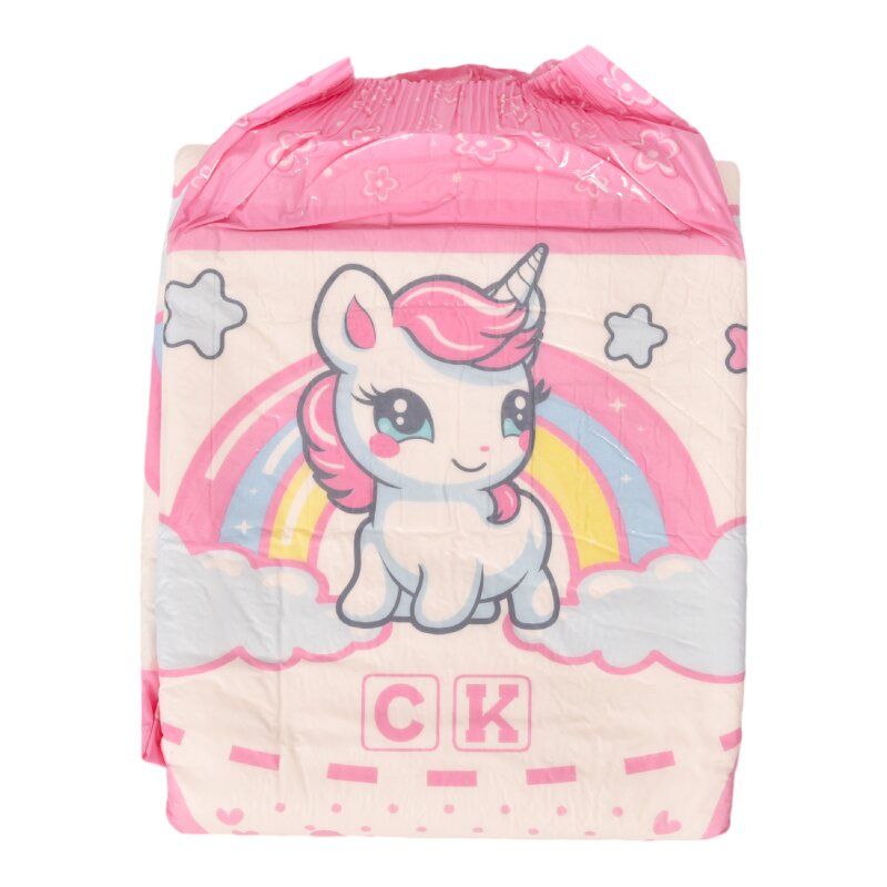 Eine rosa-Pampers mit einem einfarbigen Einhorn-Motiv und einem Regenbogen im Hintergrund. Die Windel zeigt auch kleine Wolken und einen Schriftzug -CK- am unteren Rand.
