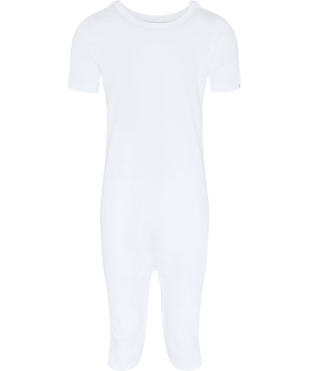 Ein kurzärmliger, einteiliger, weißer Anzug. Er zeigt eine schlichte, glatte Oberfläche ohne Muster oder Aufdruck. Der Kontrast zur einfachen weißen Farbe und der minimalistische Stil stehen im Vordergrund.