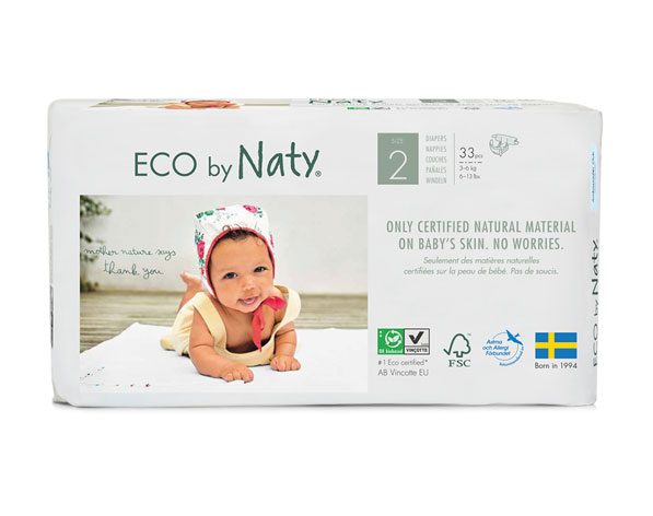 ECO by Naty Windelpaket der Größe 2 mit einem Kleinkind auf der Verpackung, das fröhlich mit einem Tuch spielt. Der Hintergrund zeigt eine natürliche Umgebung. Text: -Only certified natural material on baby’s skin. No worries.-