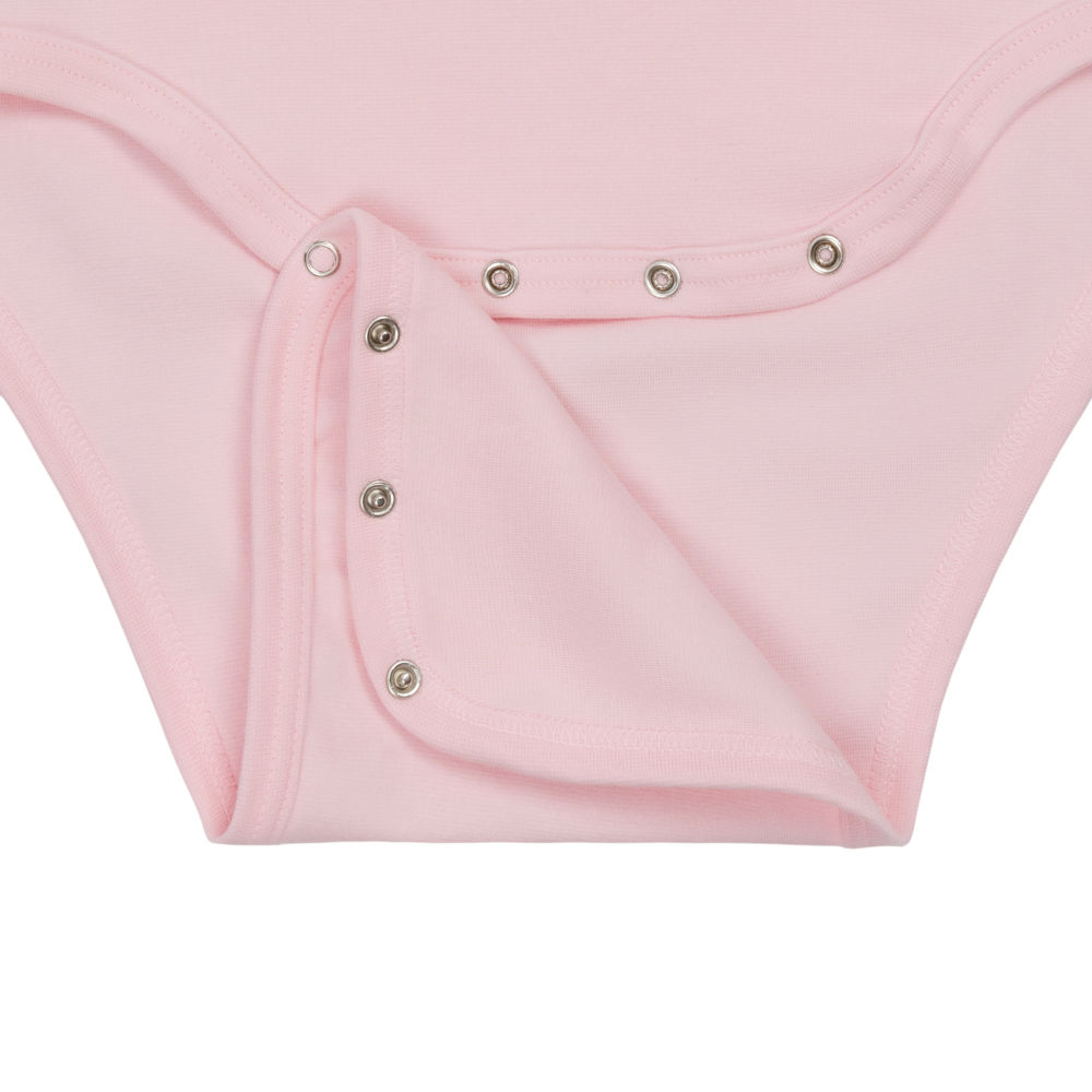 Ein rosa Körperanzug mit Druckknöpfen ist zu sehen. Die Knöpfe sind an der seitlichen Öffnung sichtbar, die einen einfachen Zugang ermöglicht. Der Hintergrund ist neutral und hell.