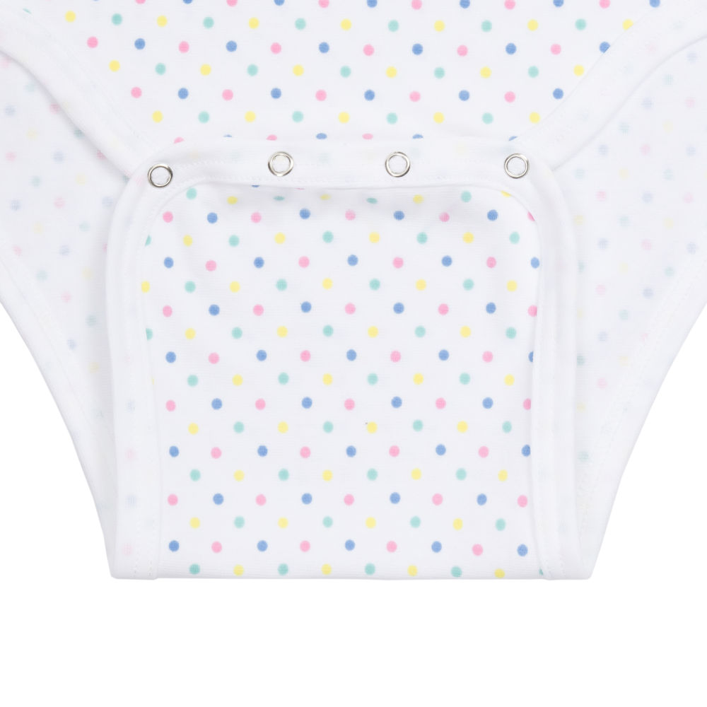 Ein weißer Stoff mit bunten Punkten in verschiedenen Farben. Der Stoff hat Druckknöpfe im Schrittbereich, wahrscheinlich zur praktischen Handhabung bei Babykleidung. Der Hintergrund ist einfarbig.