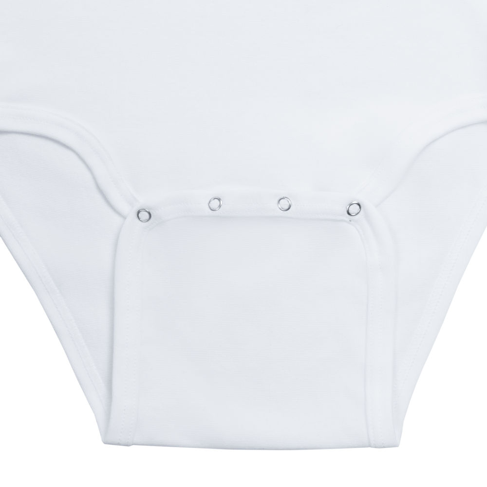Weiße Babykleidung mit Druckknöpfen im Schrittbereich. Der Stoff ist weich und bietet kleinen Kindern Komfort. Der Hintergrund ist neutral und unauffällig.