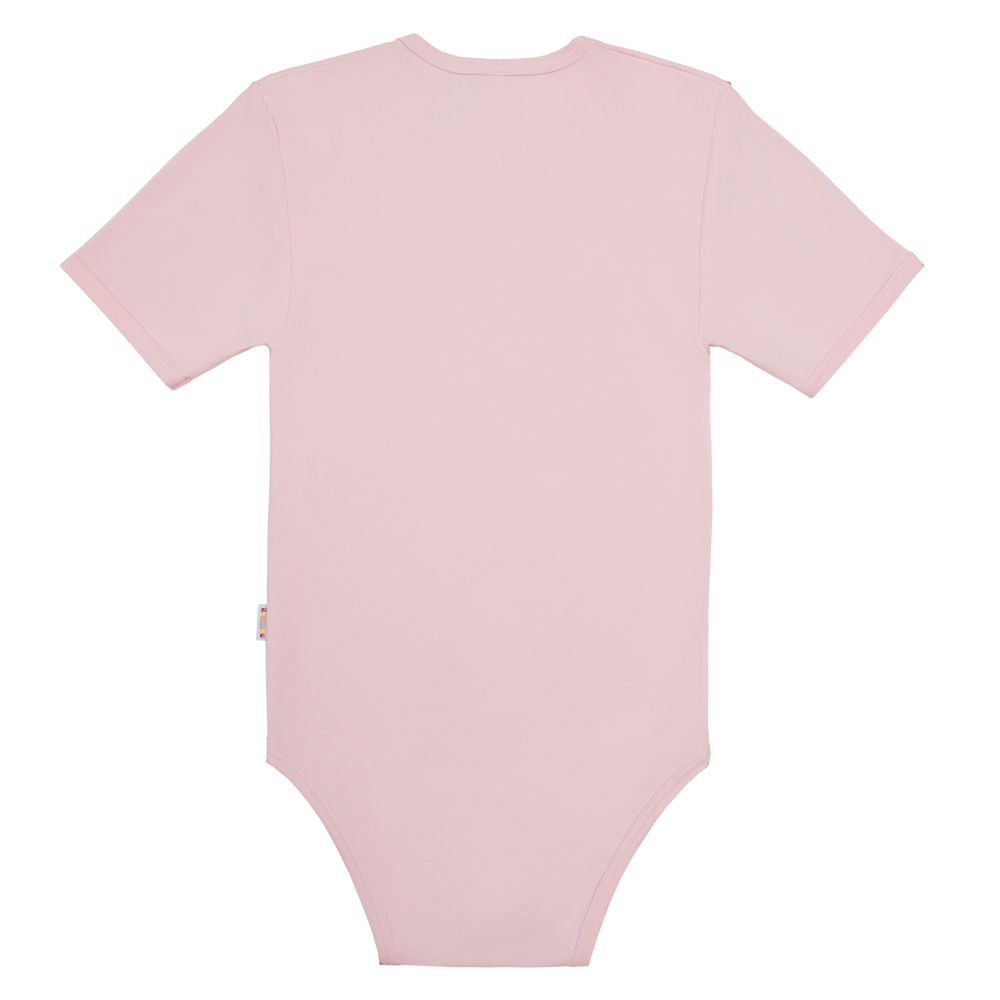 Ein rosa Kurzarmbody ist sichtbar, der schlichte, einfarbige Stoff zeigt keine zusätzlichen Designs. Der Hintergrund ist weiß, was den Fokus auf das Kleidungsstück lenkt.