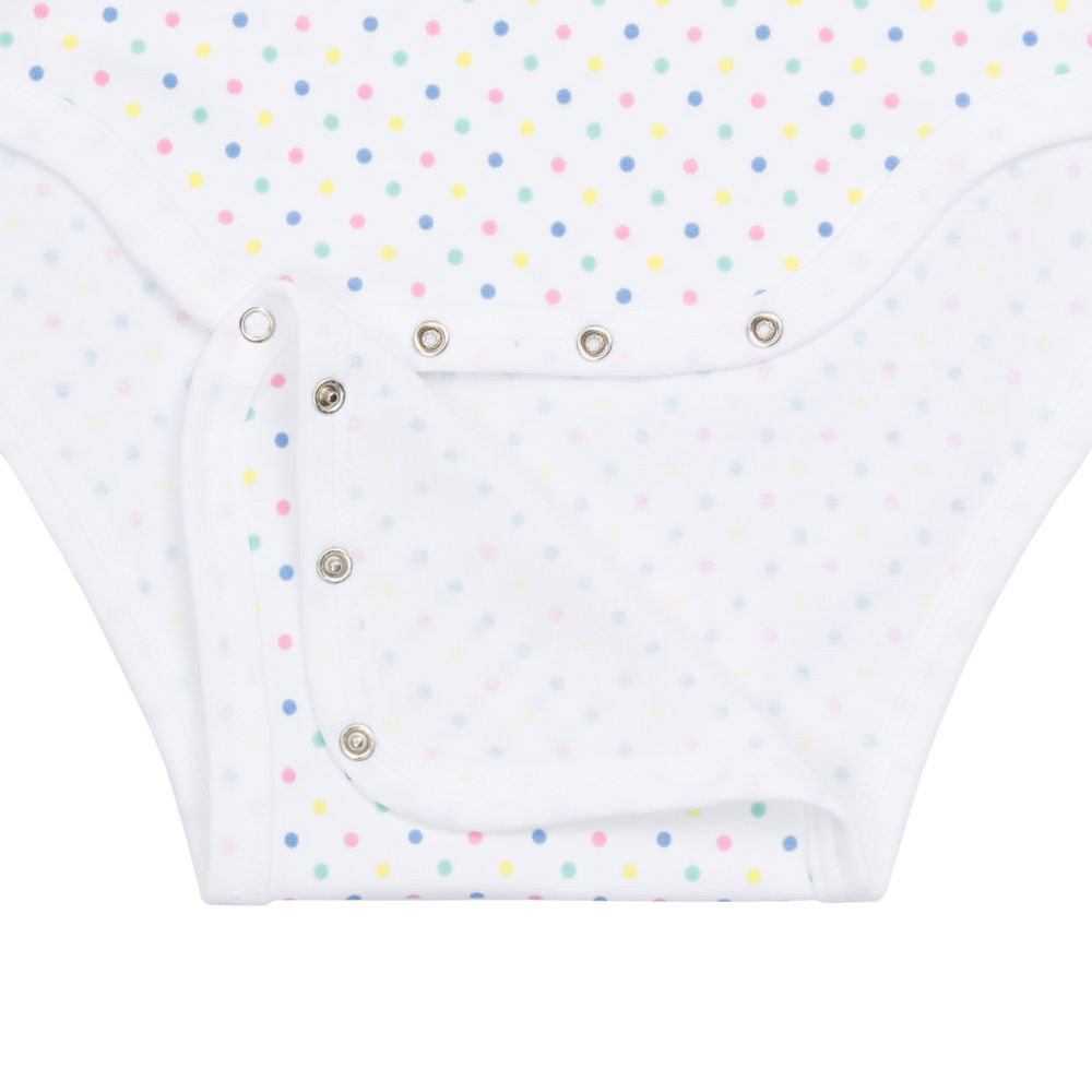 Bunte, gepunktete Babybody mit Druckknöpfen an der Seite. Die Grundfarbe ist weiß, und die Punkte sind in sanften Farben gehalten. Der Stoff wirkt weich und bequem.