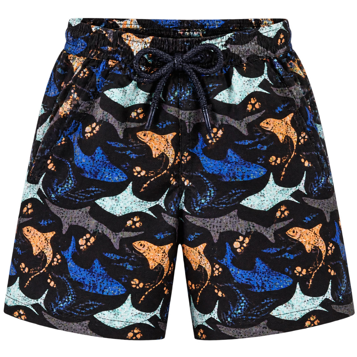 Badeshorts mit buntem Fischmuster in Blau, Orange und Schwarz. Sie haben einen elastischen Bund mit einem Kordelzug. Die Shorts sind in einem neutralen, weißen Hintergrund präsentiert.