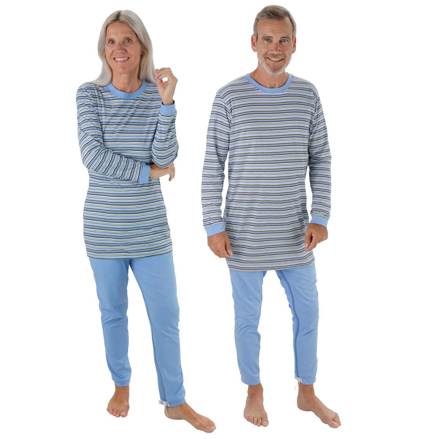Zwei Personen stehen nebeneinander. Sie tragen bequeme Nachtwäsche mit blau-gestreiften Oberteilen und hellblauen Hosen. Der Hintergrund ist weiß. Beide lächeln freundlich in die Kamera.
