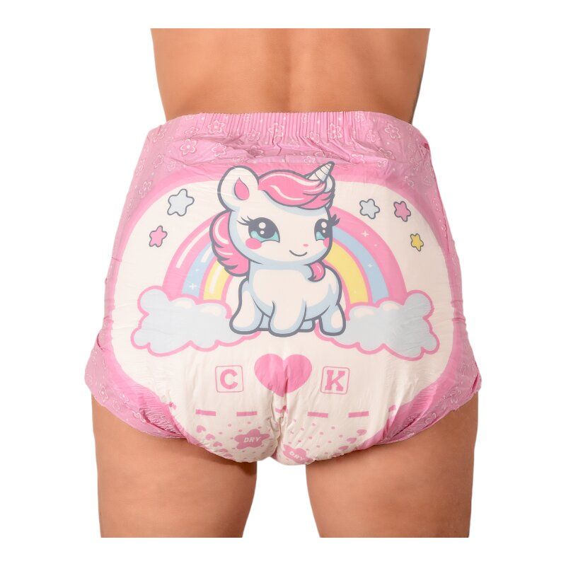 Ein rosa Windel mit einem bunten, lächelnden Einhorn-Motiv auf der Rückseite, umgeben von Regenbogen und Wolken. Die Windel hat elastische Bündchen und ein verspieltes Design.