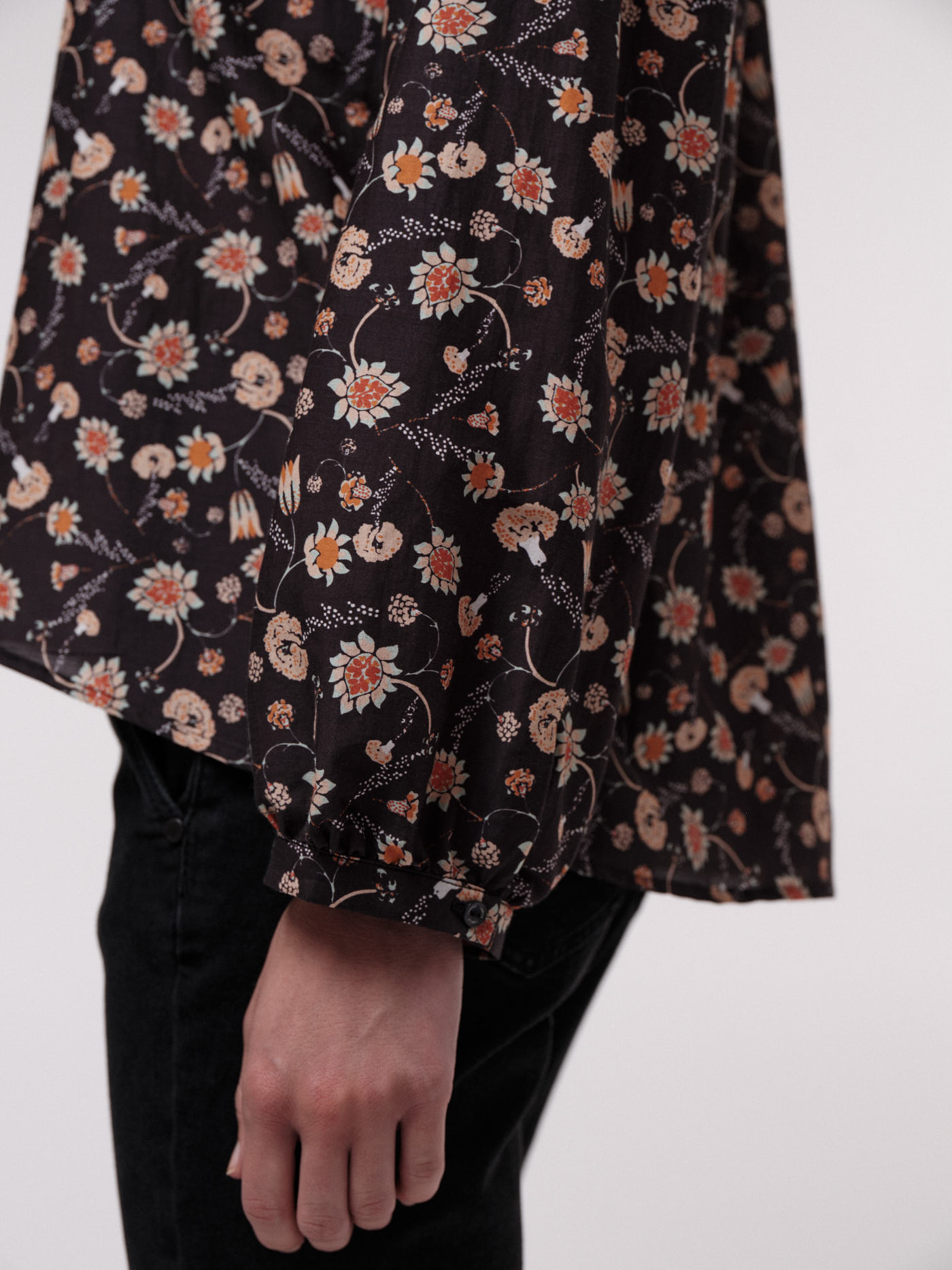 Gemusterte Bluse für Damen print botanic garden black mit Seide
