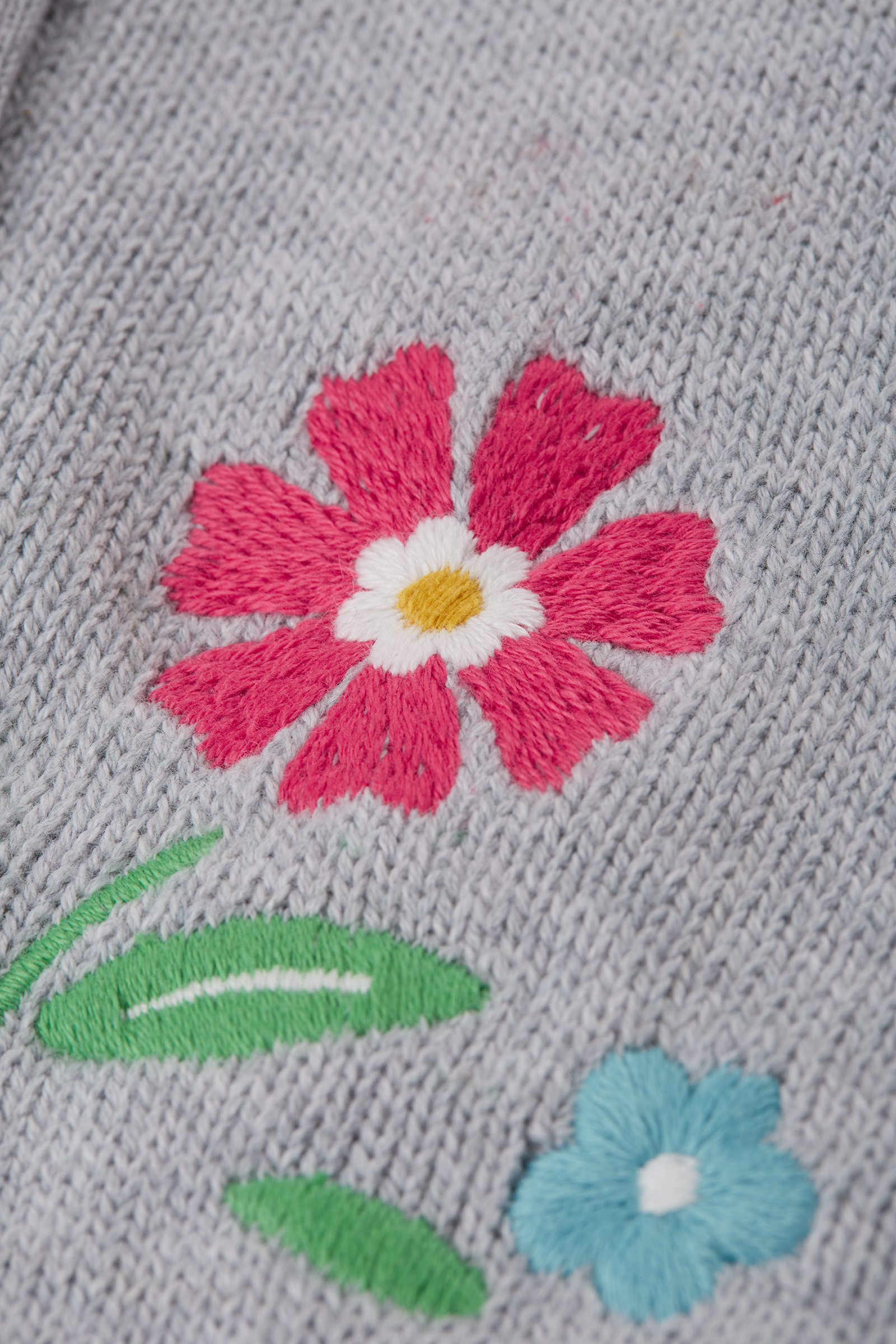 Graue Strickjacke Millie mit Blumen-Stickerei
