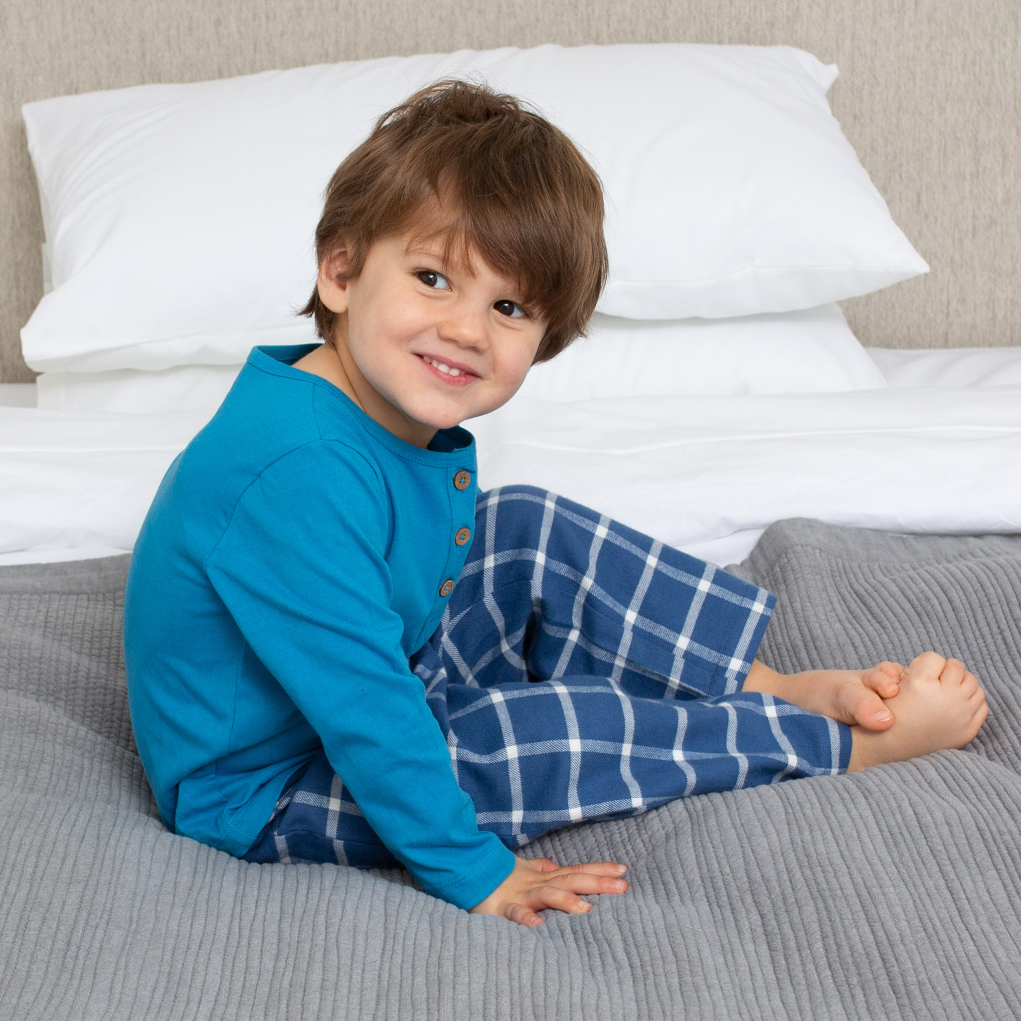 Zweiteiliger Kinder-Schlafanzug mit karierter Hose Atlantikblau