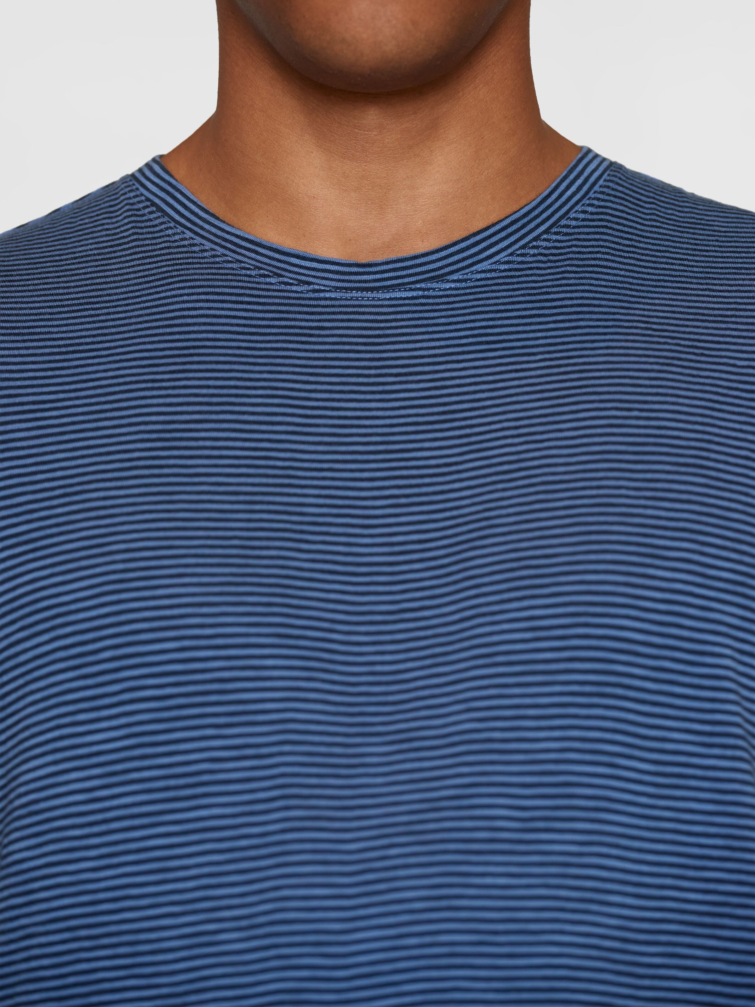 Gestreiftes T-Shirt Narrow Blue Stripe