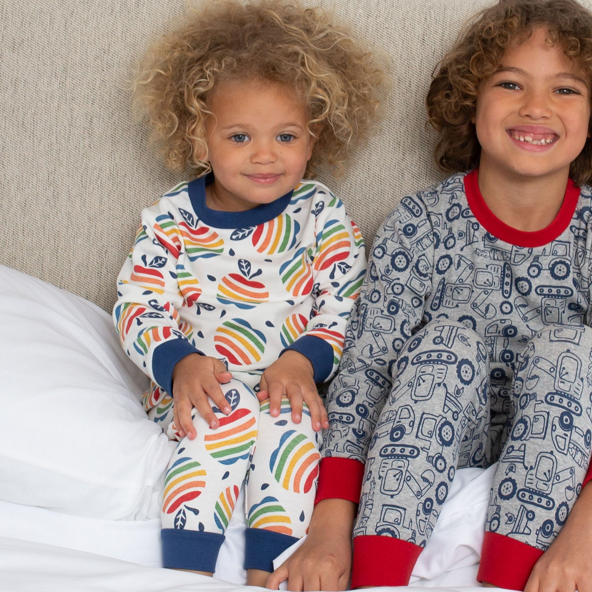 Zweiteiliger Schlafanzug für Kinder mit buntem Apfel-Muster