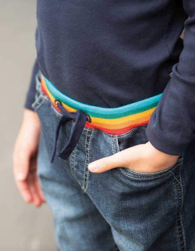 Bequeme Jungs-Jeans mit Regenbogen