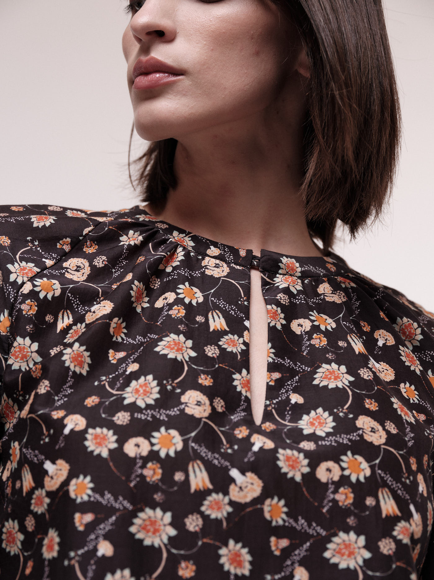 Gemusterte Bluse für Damen print botanic garden black mit Seide