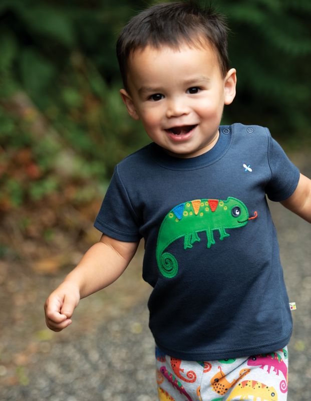 Dunkelblaues Kinder-Shirt mit lustigem Chamäleon