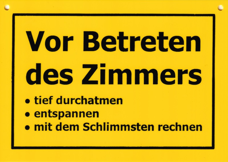 Kunststoff-Postkarte "Verbotene Schilder: Vor Betreten des Zimmers: tief ..."