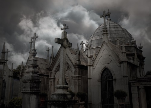 Postkarte "Friedhof unter dramatischen Wolken"