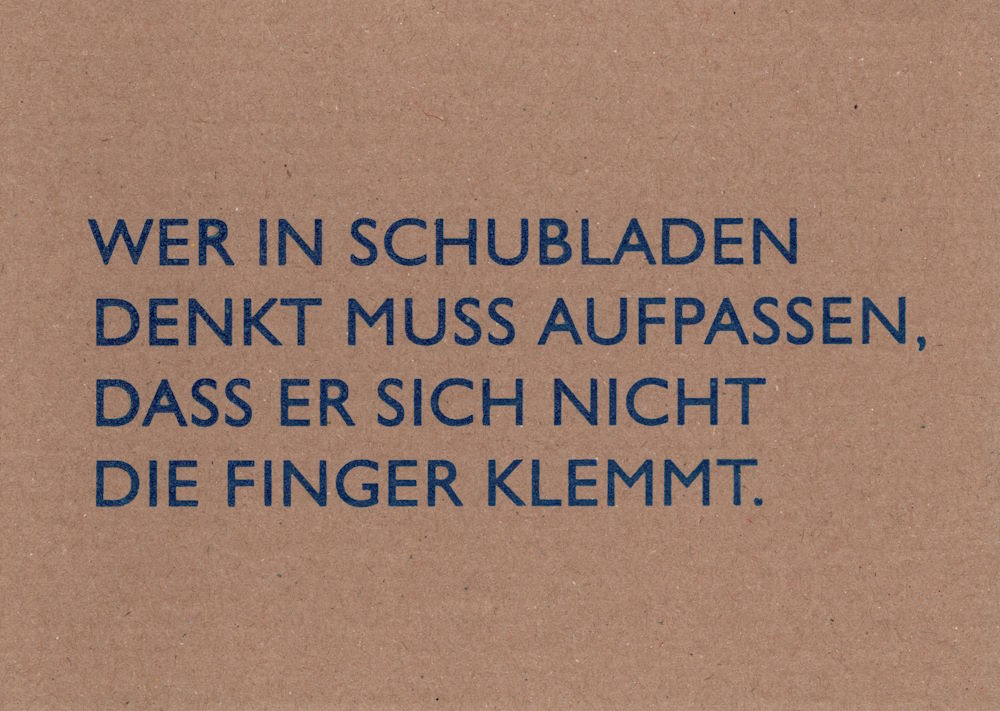Pappcard-Postkarte "Wer in Schubladen denkt muss aufpassen, dass ..." Pappcard-Postkarte "Wer in Schubladen denkt muss aufpassen, dass ..."