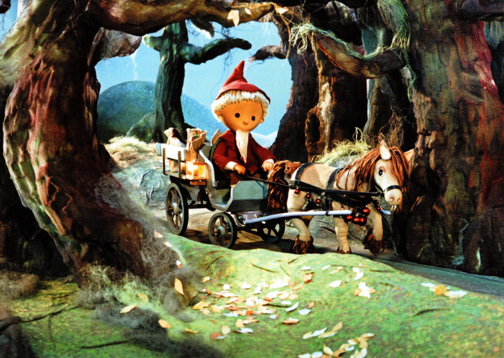 Postkarte "Unser Sandmännchen: Sandmännchen auf Pferdefuhrwerk im Wald" Postkarte "Unser Sandmännchen: Sandmännchen auf Pferdefuhrwerk im Wald"