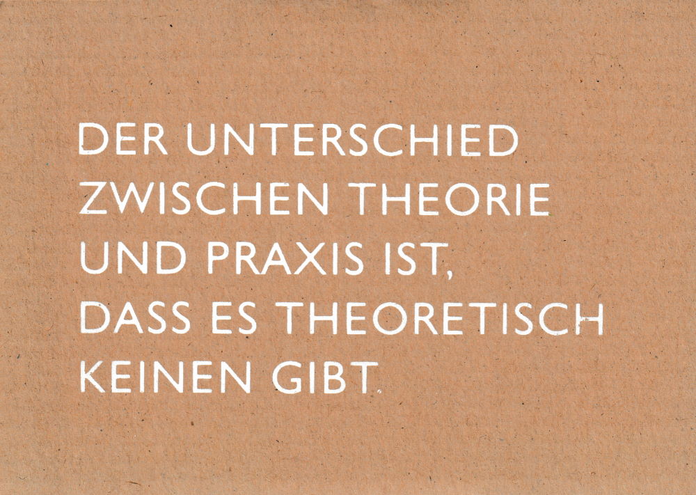 Pappcard-Postkarte "Der Unterschied zwischen Theorie und Praxis ist, dass es..."