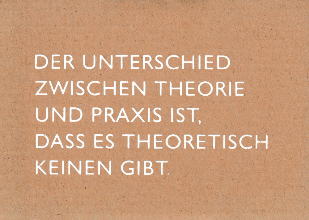 Pappcard-Postkarte "Der Unterschied zwischen Theorie und Praxis ist, dass es..." Pappcard-Postkarte "Der Unterschied zwischen Theorie und Praxis ist, dass es..."