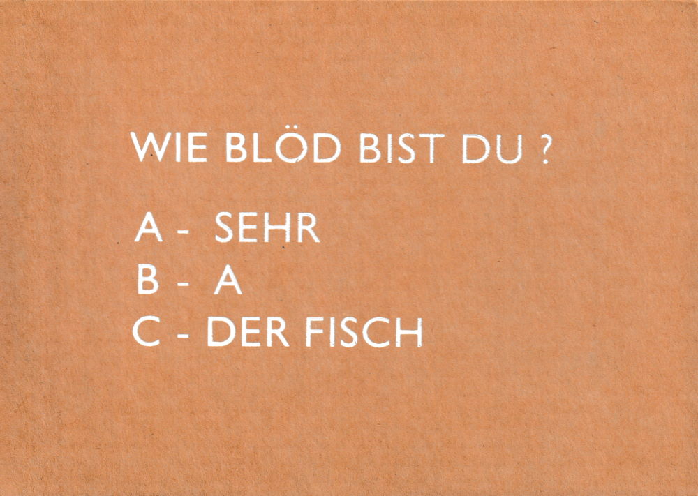 Pappcard-Postkarte "Wie blöd bist Du? A - Sehr, B - A, C - Der Fisch" Pappcard-Postkarte "Wie blöd bist Du? A - Sehr, B - A, C - Der Fisch"