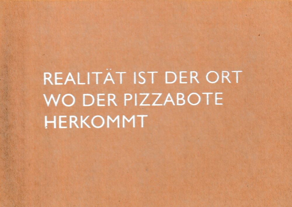Pappcard-Postkarte "Realität ist der Ort wo der Pizzaboe herkommt" Pappcard-Postkarte "Realität ist der Ort wo der Pizzabote herkommt"