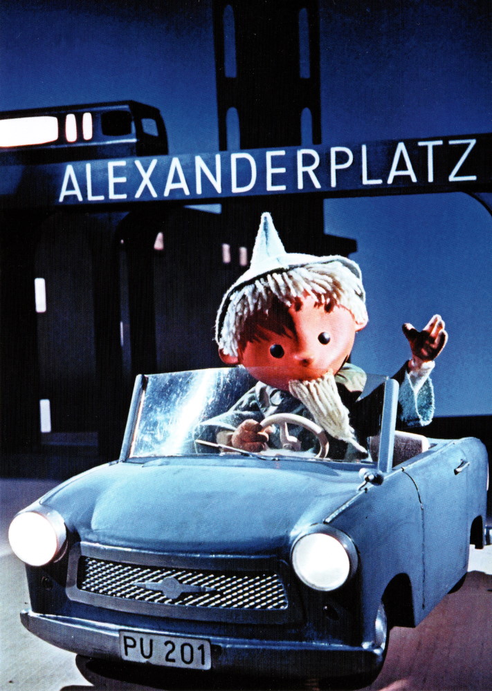 Postkarte "Unser Sandmännchen: Sandmännchen im Trabant am Alexanderplatz"